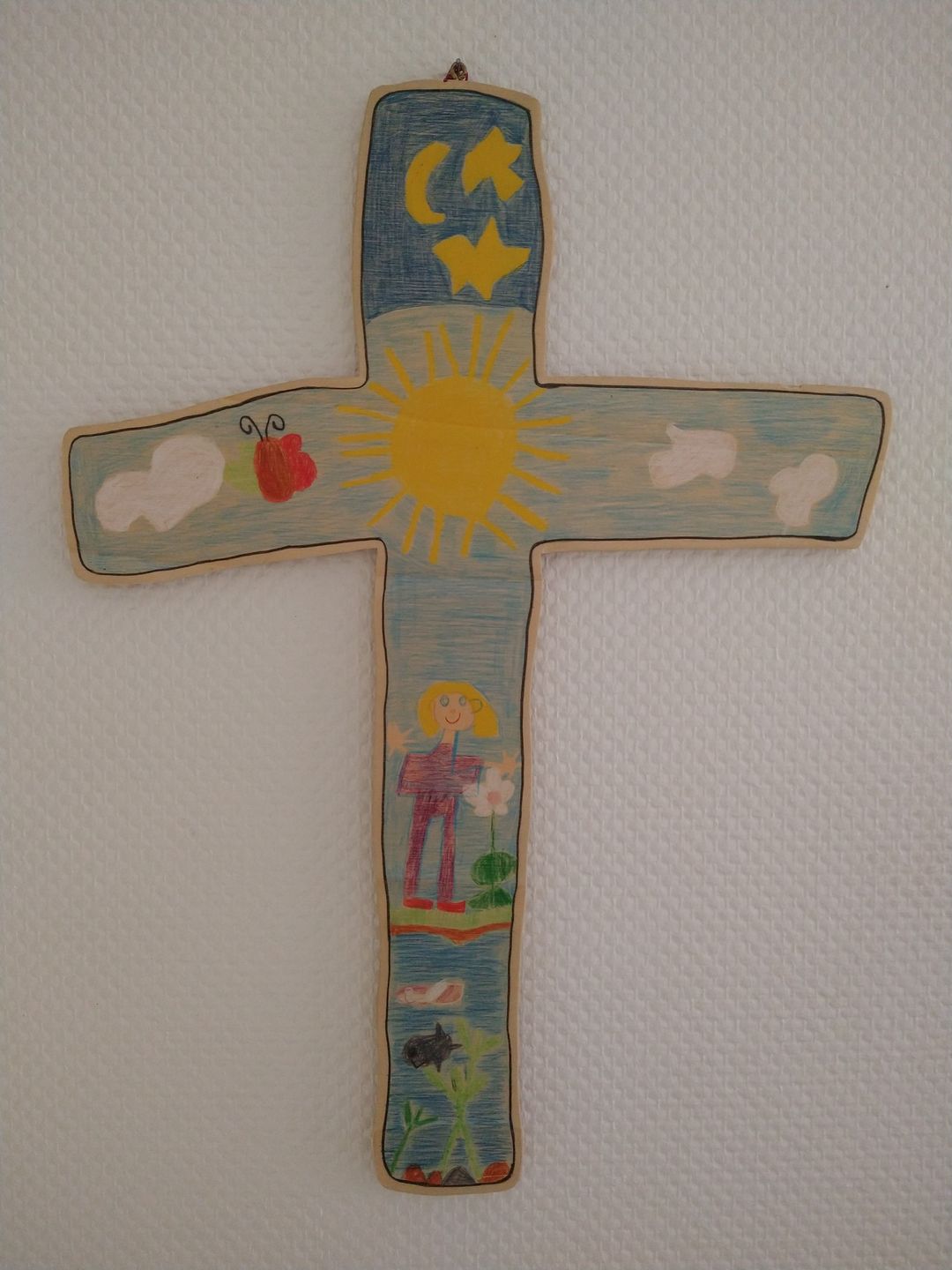 von Kindern gestaltetes Holzkreuz